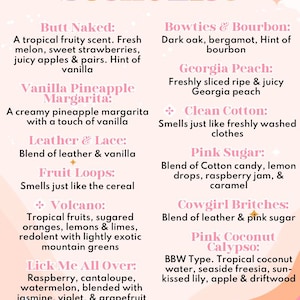 Puede incluir: Una tabla informativa de color rosa claro titulada Scent List que presenta una lista de nombres de fragancias y descripciones que incluyen Butt Naked, Bowties & Bourbon, Vanilla Pineapple Margarita, Georgia Peach, Clean Cotton, Leather & Lace, Pink Sugar, Fruit Loops, Cowgirl Britches, Volcano, Pink Coconut Calypso y Lick Me All Over.