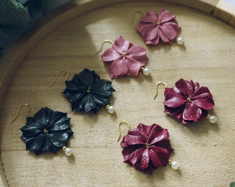 Ohrringe/ Hängeohrringe groß mit Blumen in Schwarz, Rosa oder Bordeaux mit Perlen und goldenen Haken / Polymer Clay/Fimo