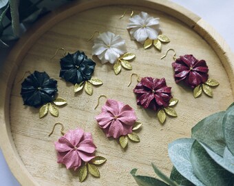 Ohrringe/ Hängeohrringe groß mit Blumen in Schwarz, Perlweiß, Rosa oder Bordeaux mit goldenen Blättern und Haken / Polymer Clay/Fimo