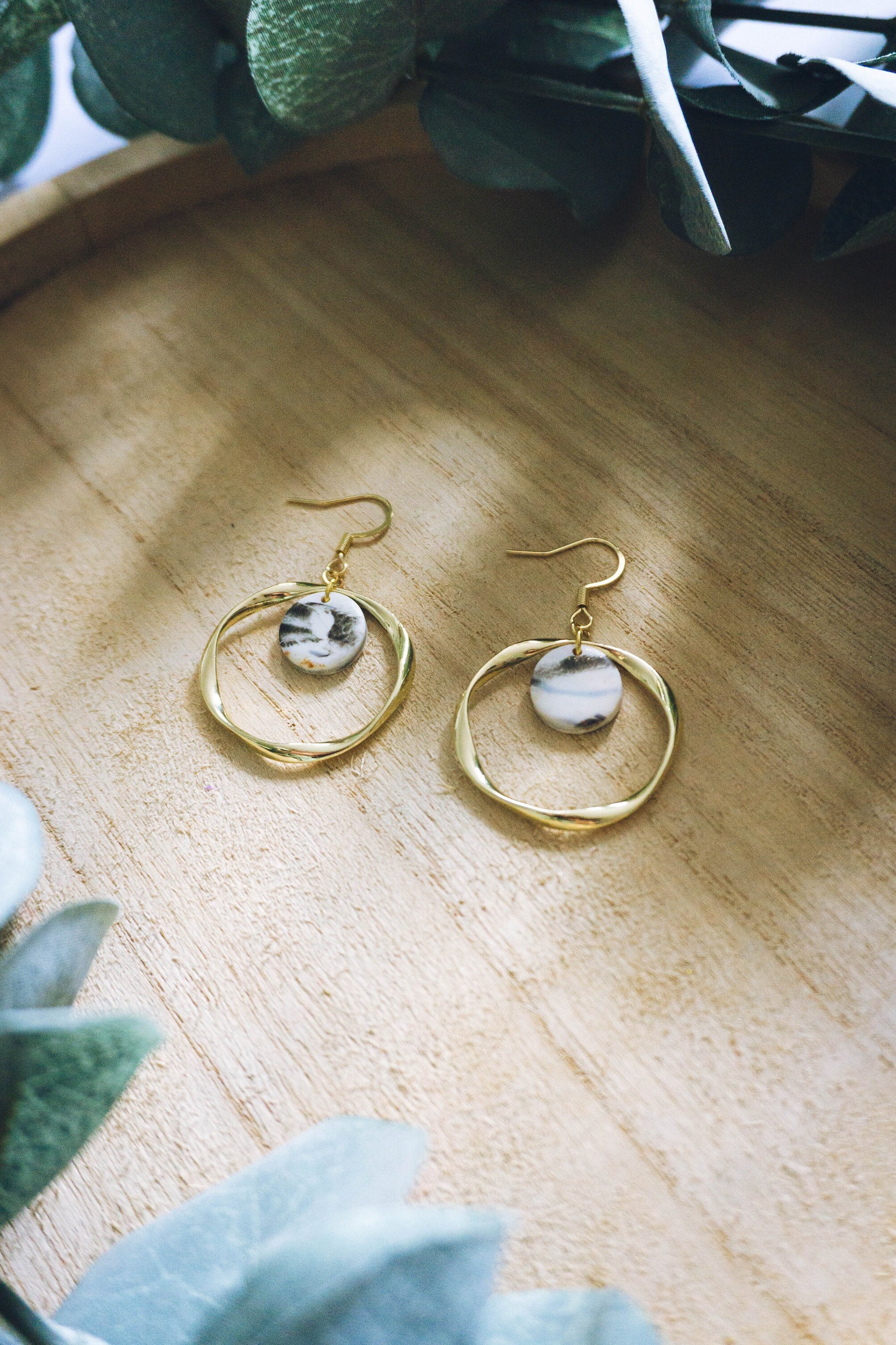 Ohrringe groß minimalistisch rund/ Ring in Gold mit Plättchen in Marble