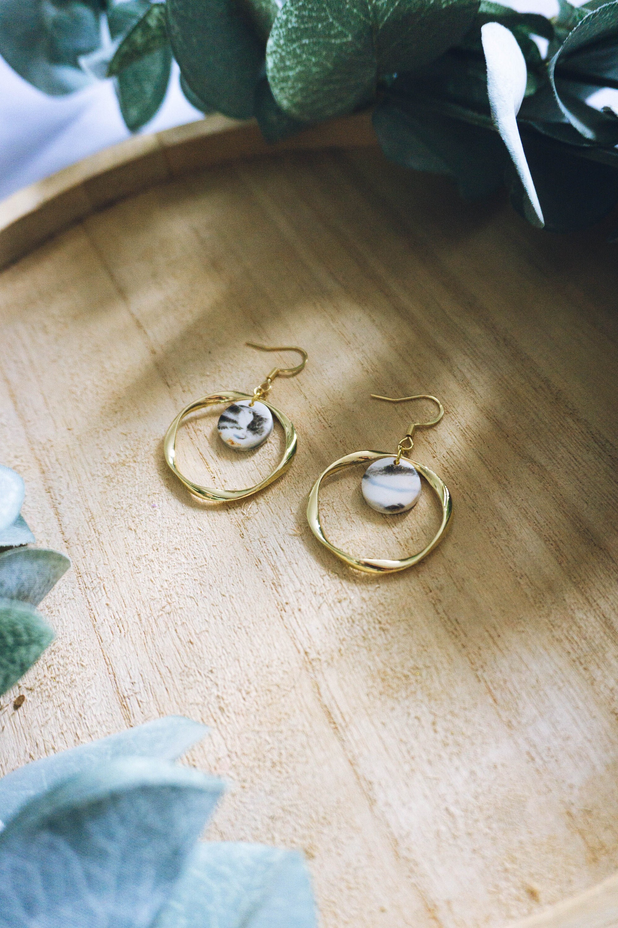 Ohrringe groß minimalistisch rund/ Ring in Gold mit Plättchen in Marble