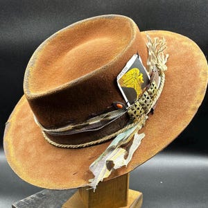 Cappello in Feltro di Lana Merinos Terra Bruciata - Decorato con Tessuto Peruviano, Bottoni Vintage, Pelle e Carta La ruota regalo perfetto
