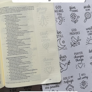 Puede incluir: Un conjunto de plantillas para márgenes de Biblia con ilustraciones de líneas negras y textos religiosos en papel blanco. La colección incluye frases como God Hears You, Give Thanks y Seek Him, junto a iconos de flores, pájaros y corazones.