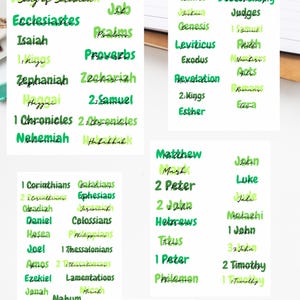 以下が含まれることがあります： 黒色の「BIBLE HEADER STICKERS PRINTABLES」というテキストが入った、印刷可能な聖書ヘッダーのステッカー。ステッカーには、聖書の書名が緑と白で表示され、列に配置されています。「PDF FILES」という言葉が一番下にあります。