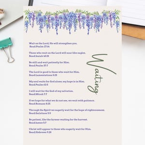 Peut inclure: Document imprimable avec des versets bibliques sur l'attente, avec un motif floral dans les tons violets et verts. Le texte "Bible Printables" est en haut. Disponible en trois tailles : document, A5 et tip-in.