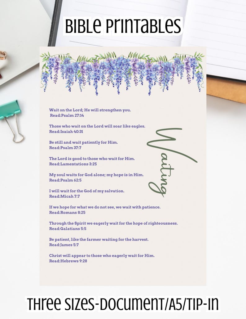 Peut inclure: Document imprimable avec des versets bibliques sur l'attente, avec un motif floral dans les tons violets et verts. Le texte "Bible Printables" est en haut. Disponible en trois tailles : document, A5 et tip-in.