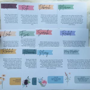 Può includere: Una collezione di biglietti bianchi con nomi come Ester, Ruth e Debora, ognuno con una breve biografia. I nomi sono in corsivo e i biglietti hanno accenti di banner colorati. Un diario in pelle marrone è visibile sullo sfondo.