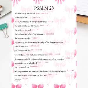 Könnte beinhalten: Ein druckbares PDF mit Psalm 23, mit Text in einer dekorativen Schriftart. Das Design umfasst rosa Aquarellschleifen und die Worte "BIBLE PRINTABLES" oben. Das Dokument ist im PDF-Format in 3 Größen erhältlich.