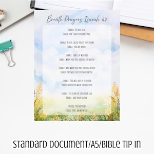 Könnte beinhalten: Ein druckbares Dokument mit dem Text "BIBLE PRINTABLES" oben. Das Dokument enthält "Breath Prayers Isaiah 43" mit inspirierenden Sätzen. Der Text unten lautet "STANDARD DOCUMENT/A5/BIBLE TIP IN PDF FILES". Der Hintergrund hat ein Aquarelldesign.
