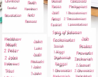 Könnte beinhalten: Rosa Bibel-Header-Aufkleber zum Ausdrucken mit den Namen der Bibelbücher in handschriftlicher Schrift. Die Aufkleber sind auf weißem Papier angeordnet, mit den Worten "PDF FILES" unten.