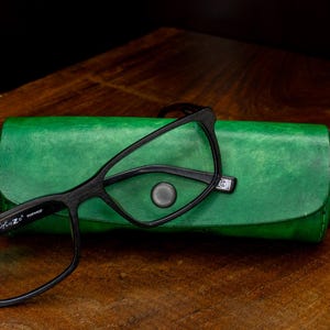 Étui à lunettes en cuir teint à la main – Porte-lunettes unique – Cadeau en cuir personnalisé – Fabrication sur mesure