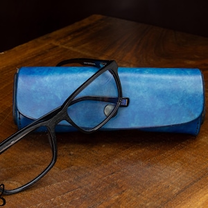 Étui à lunettes en cuir teint à la main – Porte-lunettes unique – Cadeau en cuir personnalisé – Fabrication sur mesure