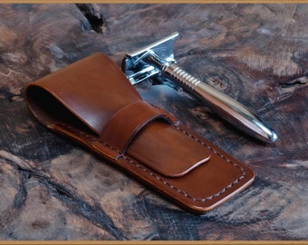 Estuche de afeitar fabricado en piel en color marrón oscuro.