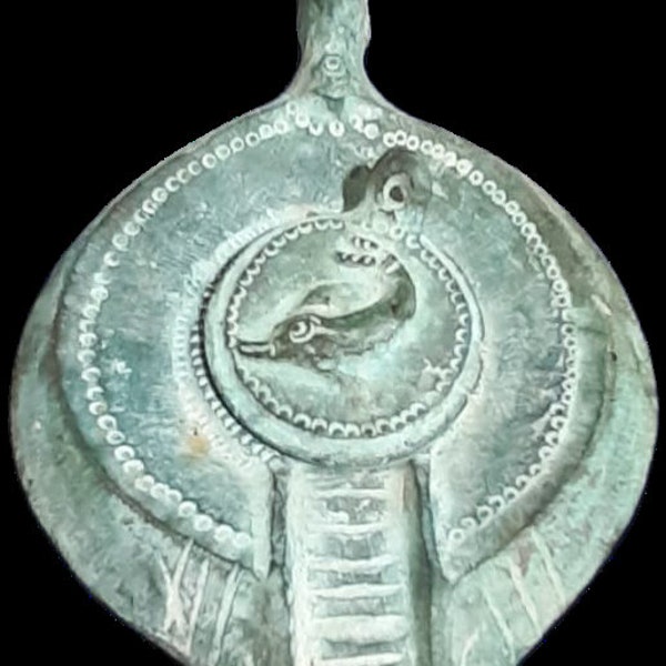 Reproduction de Lucerne romaine en bronze ciselé à la main /Reproduction de Lucerne romaine en bronze ciselé à la main.