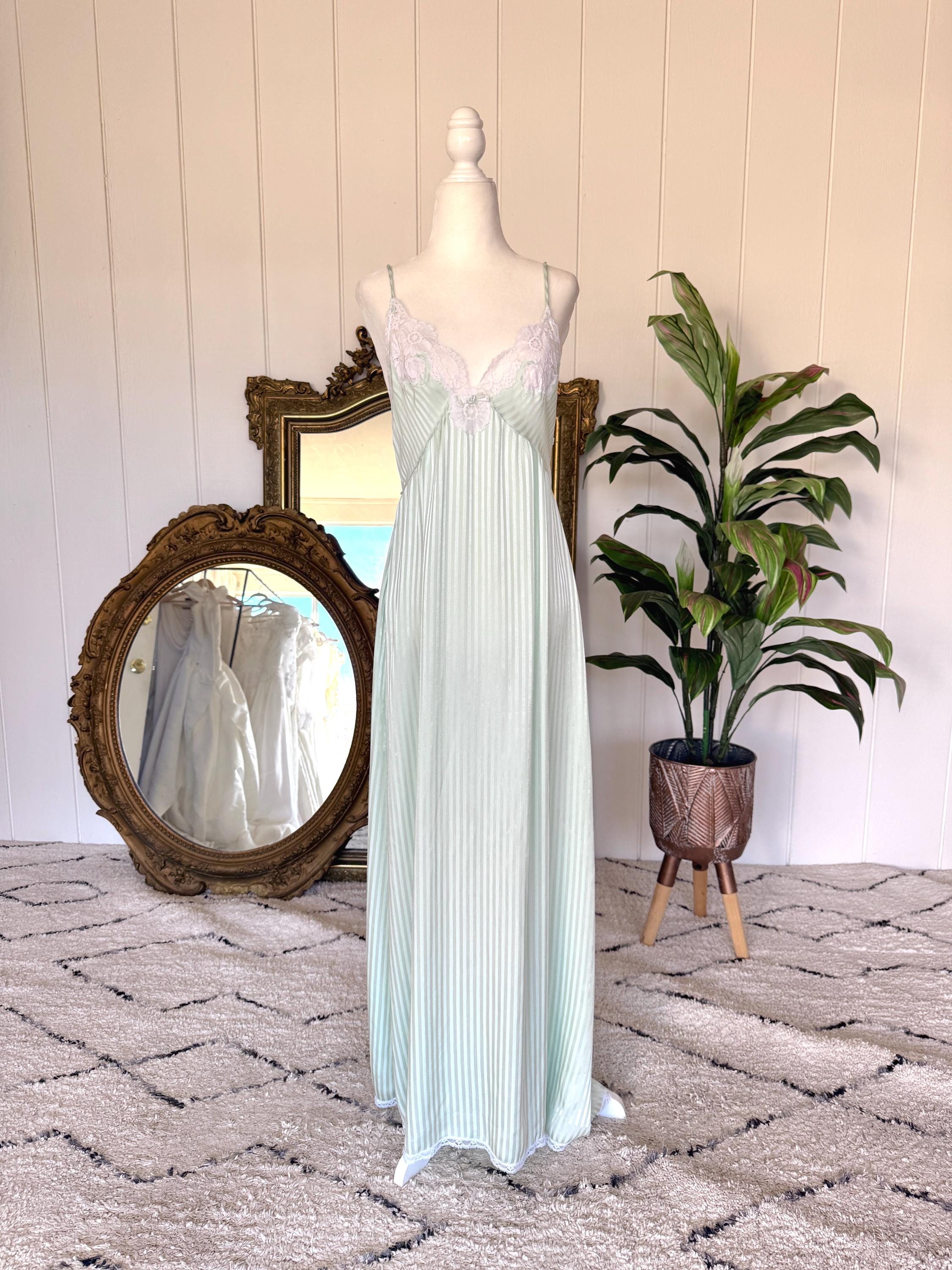 green emerald velvet dress Wedtrend Women Green Flower Bridesmaid Dress with Split Front A Line Ruffled Straps Corset Long Wedding Party Dress, Green Flower / US10