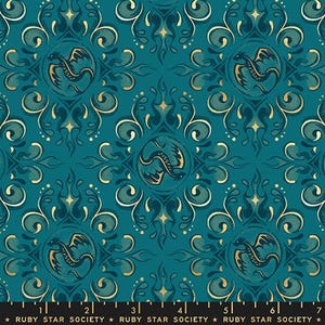 Op de afbeelding: Teal stof met een herhalend patroon van draken in gouden medaillons, omringd door gouden en teal wervelende ontwerpen. De stof heeft een damastachtige uitstraling. De tekst "RUBY STAR SOCIETY" staat onderaan.