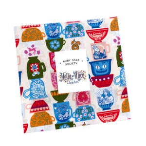 Puede incluir: Un trozo de tela cuadrado con un patrón repetido de tazas y tazas de colores en varios diseños. La tela presenta un fondo blanco y una etiqueta que dice "Ruby Star Society Hello Alice by Sarah Watts."
