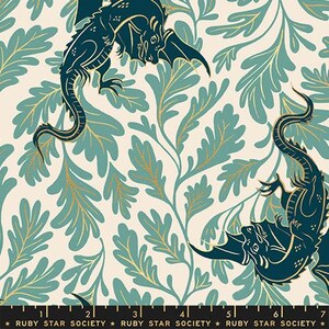 Op de afbeelding: Stof met een herhalend patroon van teal draken en teal en gouden bladeren op een crèmekleurige achtergrond. De draken zijn in een art nouveau-stijl. De tekst "RUBY STAR SOCIETY" staat onderaan.