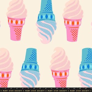 Pode incluir: Um padrão repetitivo num fundo creme com cones de gelado estilizados. Alguns cones são cor-de-rosa com detalhes em losango laranja, enquanto outros são azuis com padrões de losango. O texto RUBY STAR SOCIETY está impresso na base.