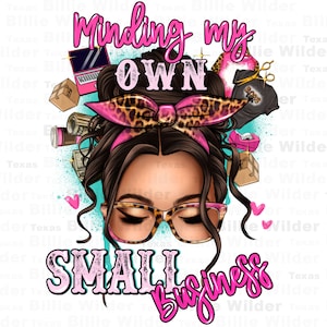 以下が含まれることがあります： ピンクとヒョウ柄のヘッドバンドで茶色の髪を結んだ女性のデジタルイラスト。彼女は眼鏡をかけていて、目を閉じている。彼女の周りに「Minding my OWN SMALL Business」というテキストがピンクの文字で書かれている。