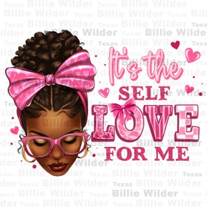 Puede incluir: Una ilustración digital de una mujer negra con el pelo castaño recogido en un moño y un lazo rosa. Lleva gafas de montura rosa y mira hacia abajo. El texto "It's the self love for me" está escrito en letras rosas con detalles de purpurina.