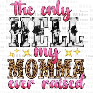 Könnte beinhalten: Die einzige Hölle, die meine Mama jemals großgezogen hat. Der Text ist in rosa und weißen Buchstaben mit einem Kuhfellmuster geschrieben. Das Wort "Mama" ist in braunen und schwarzen Buchstaben mit einem Leopardenmuster geschrieben. Um den Text herum befinden sich vier goldene Sterne.