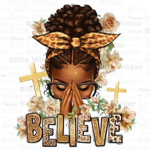Puede incluir: Una ilustración digital de una mujer negra con los ojos cerrados y las manos juntas en oración. Lleva gafas, una diadema de estampado de leopardo y una cruz dorada detrás de ella. La palabra "CREER" está escrita en letras doradas con purpurina sobre un fondo de estampado de leopardo.