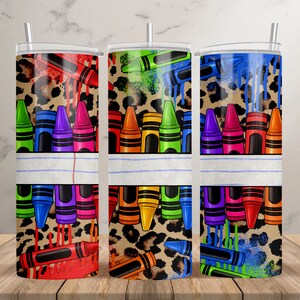 Puede incluir: Tres vasos de acero inoxidable con fondo de estampado de leopardo y dise&ntilde;os de crayones coloridos. Los crayones gotean pintura y tienen un fondo azul, verde y rojo.