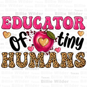 Op de afbeelding: Roze en zwarte grafiek met de tekst "EDUCATOR of tiny HUMANS" met een rode appel met een gouden hart in het midden. De tekst "HUMANS" is in luipaardprint.