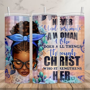 Puede incluir: Un vaso de acero inoxidable con un diseño floral y una cita que dice "Nunca subestimes a una mujer que hace todas las cosas a través de Cristo que la fortalece".