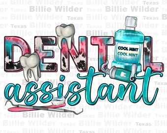 Op de afbeelding: Een blauwgroen en roze grafisch ontwerp met de woorden "DENTAL ASSISTANT" in een koe-printpatroon. Het ontwerp bevat een tandenborstel, floss, een tube tandpasta en een fles mondwater.
