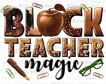 Può includere: Un design grafico marrone e oro con le parole "Black Teacher Magic" in un font scintillante. Il design presenta una mela marrone, una donna nera con i capelli castani e uno schema a stampa leopardata.