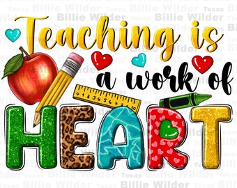 Può includere: Un design grafico colorato con il testo "Teaching is a work of HEART". Il design presenta una mela rossa, una matita gialla, un righello, un pastello rosso e un cuore con un motivo leopardato.