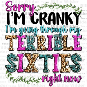 Könnte beinhalten: Rosa-blaues grafisches Textdesign mit einem Leopardenmuster-Hintergrund. Der Text lautet "Sorry, ich bin grantig, ich gehe durch meine schrecklichen Sechziger Jahre jetzt".