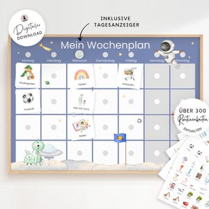 Puede incluir: Un planificador semanal azul titulado Mein Wochenplan con ilustraciones temáticas del espacio que incluyen un astronauta, alienígenas y un OVNI. La cuadrícula muestra los días de la semana en alemán y se incluyen más de 300 tarjetas de rutina.