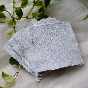 Papier 100 % recyclé - Fabriqué à la main avec un rebord arrière pour garder les dates, faire-parts, cartes et autres projets. Papier carré de 5 x 5 pouces