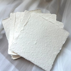Papier abaca fait main - Fabriqué à la main avec un bord taupe pour réserver des dates, des invitations, des cartes et d'autres projets. Papier carré de 5 x 5 pouces