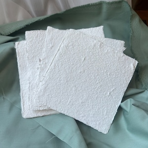 Papier en coton fait main - Fait main avec un bord taupe pour réserver des dates, des invitations, des cartes et d'autres projets. Papier carré de 5 x 5 pouces
