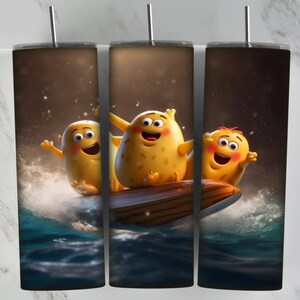 Peut inclure: Trois pommes de terre de dessin animé avec des visages souriants sont dans un bateau en bois sur une mer bleue avec des vagues blanches. Les pommes de terre sont jaunes et ont des joues rouges. Le bateau est brun et a une bande blanche.