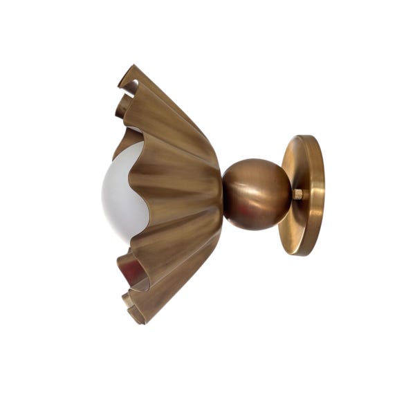 Può includere: Applique da parete dal design unico. L'apparecchio presenta una lampadina a globo bianca, un paralume a forma di ventaglio increspato e una base rotonda color ottone. L'applique è in metallo e ha una finitura calda e antica.