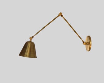 Handgemaakte messing wandlamp met zwenkarm: verstelbare leeslamp uit het midden van de eeuw
