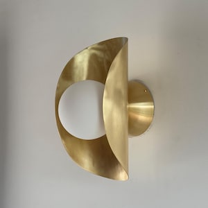 Applique da parete in ottone moderna di metà secolo fatta a mano: lampada Sputnik in vetro opalino