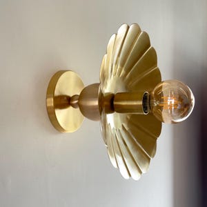 Jakobsmuschel Messing Wandleuchte: Art Deco Muschel Leuchte