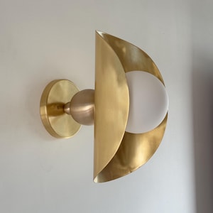 Applique da parete in ottone fatta a mano: lampada da parete con paralume a cupola di metà secolo