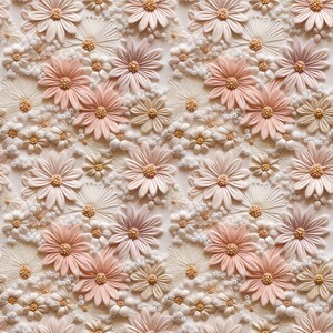 Könnte beinhalten: Ein nahtloses Muster aus geprägten Blumen in verschiedenen Größen und Farbtönen von Rosa, Creme und Beige. Das Design zeigt detaillierte, gänseblümchenartige Blüten mit strukturierten Blütenblättern und goldenen Zentren.