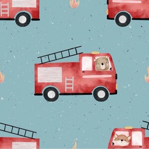 Peut inclure: Un motif sans couture représentant des camions de pompiers rouges avec des échelles, des flammes et des visages d'animaux mignons. Les camions de pompiers sont de couleur rouge et blanche et roulent sur un fond bleu clair.