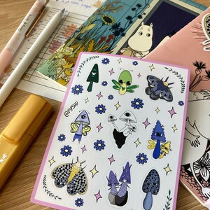 Foglio di adesivi carini con funghi e falene - Opaco o lucido. Adesivi colorati per Bullet Journal, Planner, Scrapbook. Alta qualità e impermeabili.