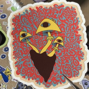 Adesivo laminato con funghi psichedelici con uno sfondo vorticoso. Durevole e impermeabile. Shroom Art per laptop, auto, journaling, articoli di cancelleria.