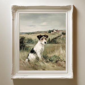 Puede incluir: Pintura enmarcada de un perro en un campo. El perro, con marcas blancas, negras y marrones, está sentado en hierba alta. El fondo muestra un paisaje rural con una casa y un cielo nublado. El marco blanco tiene detalles ornamentales.