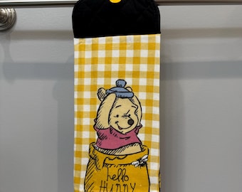 Toalla de cocina colgante de Winnie the Pooh "Hello Hunny" con agarradera en la parte superior.